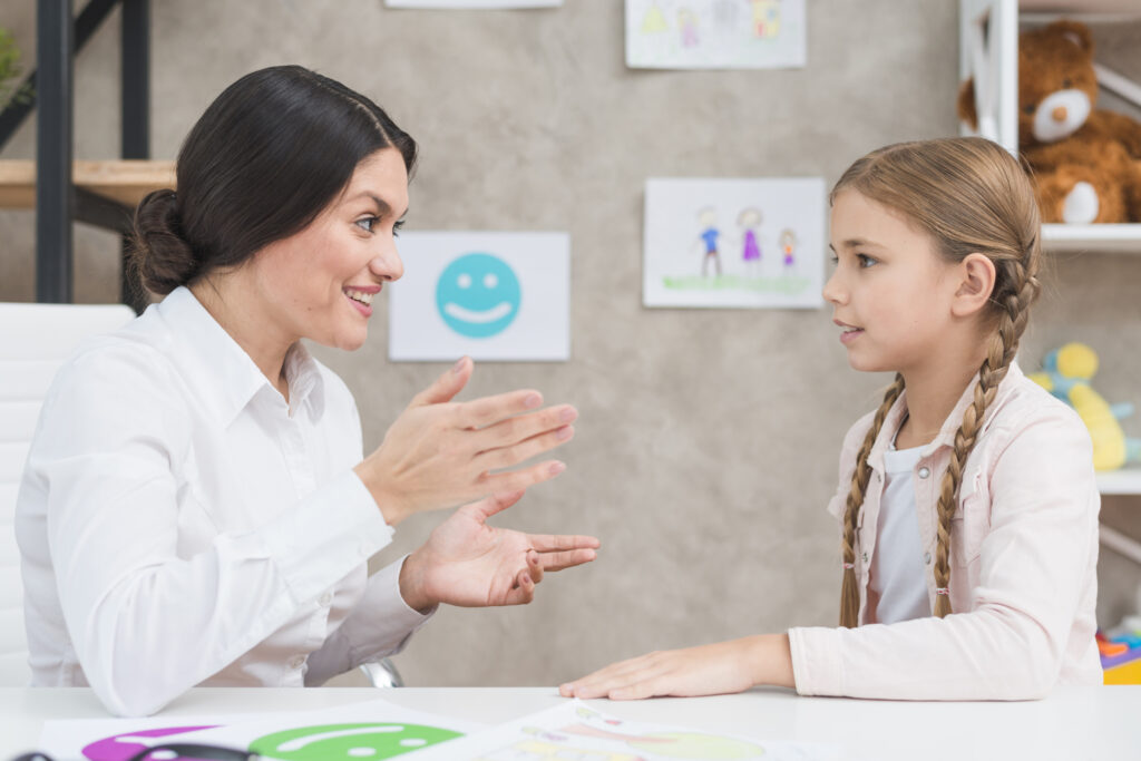 متى يتم عرض الطفل على اخصائي تخاطب؟ 5 smiling portrait girl female psychologist having conversation office