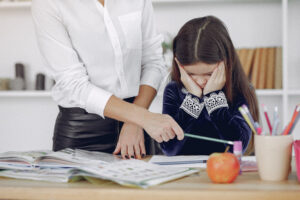 كيف تتعامل المدرسة مع طفل يعاني من اضطرابات النطق؟