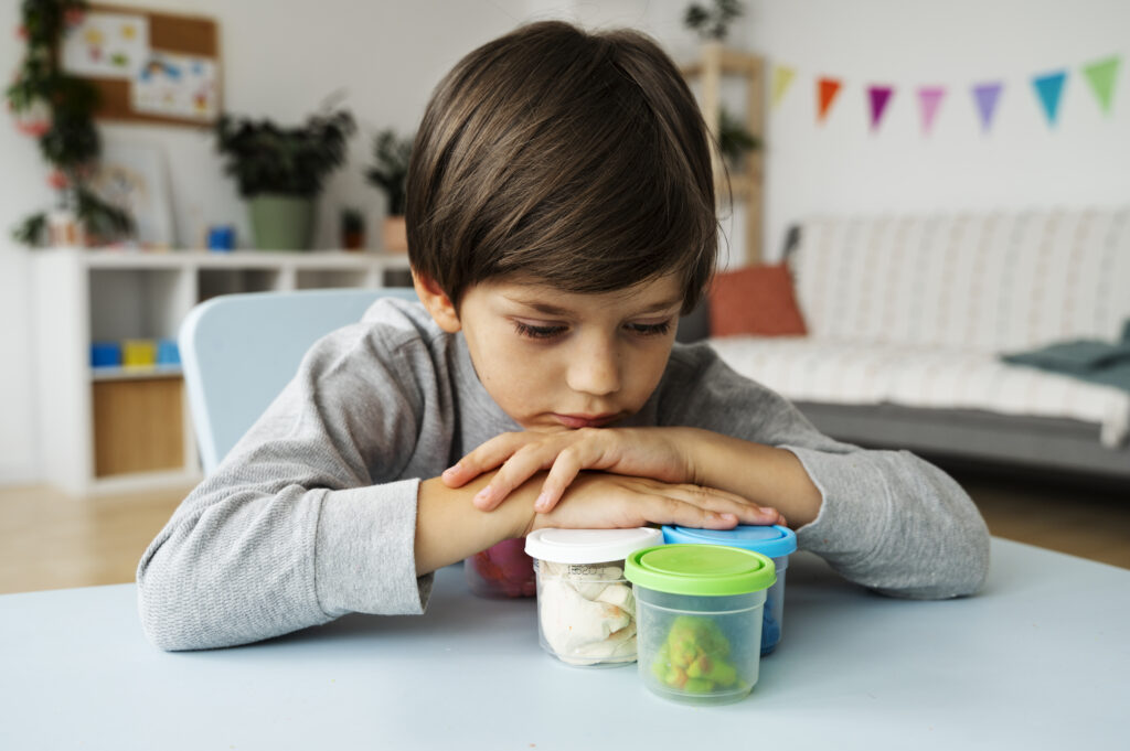 اضطرابات اللغة البراجماتية: التشخيص والعلاج 3 medium shot kid with playdough containers 1